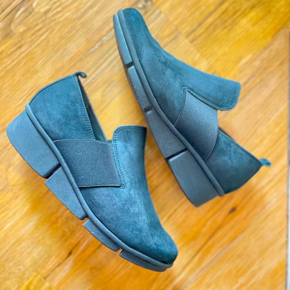 The Flexx Women Wedge Slip on shoes. Size 6